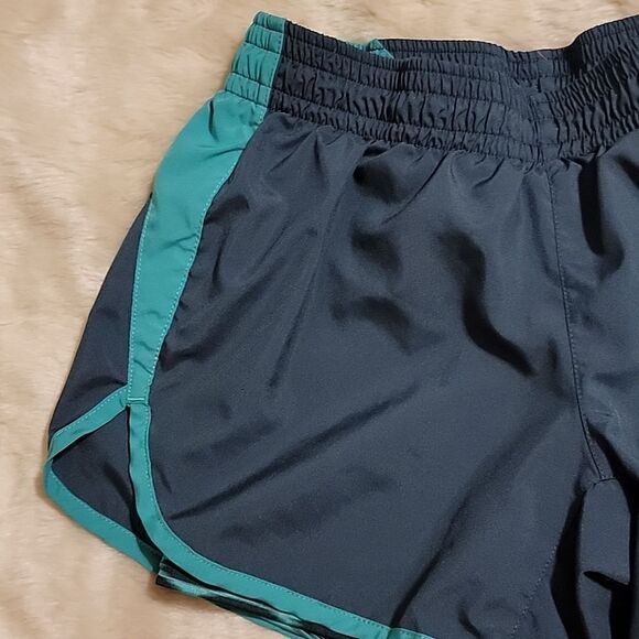 WOMEN'S NIKE DRI-FIT CHARCOAL GRAY AND TALL 3-IN-1 RUNNING SHORTS, SIZE XS - Picture 2 of 7